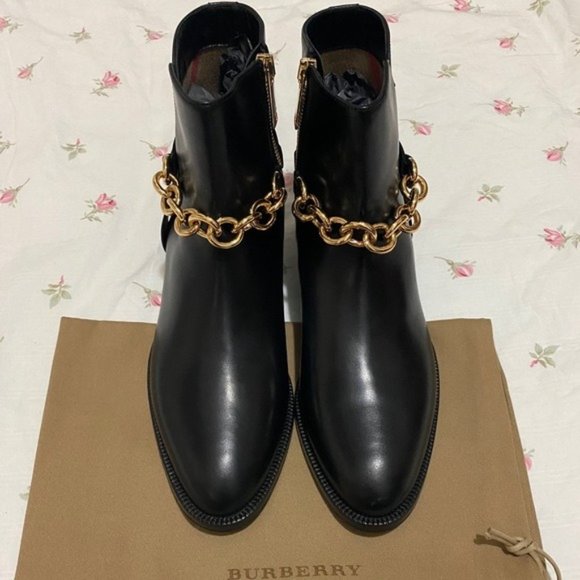 ✨NEW✨Burberry Tibbenham Ankle Boot with Gold Chain - Picture 1 of 7